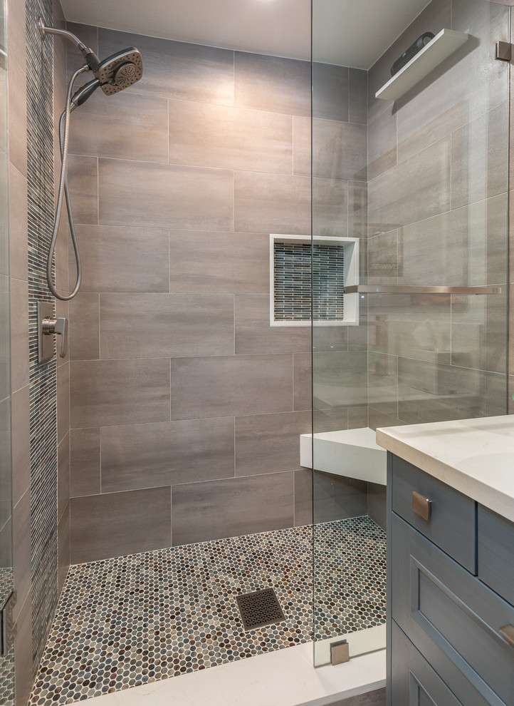 Idee per una stanza da bagno padronale stile marino con ante in stile shaker, pavimento in gres porcellanato e lavabo a bacinella