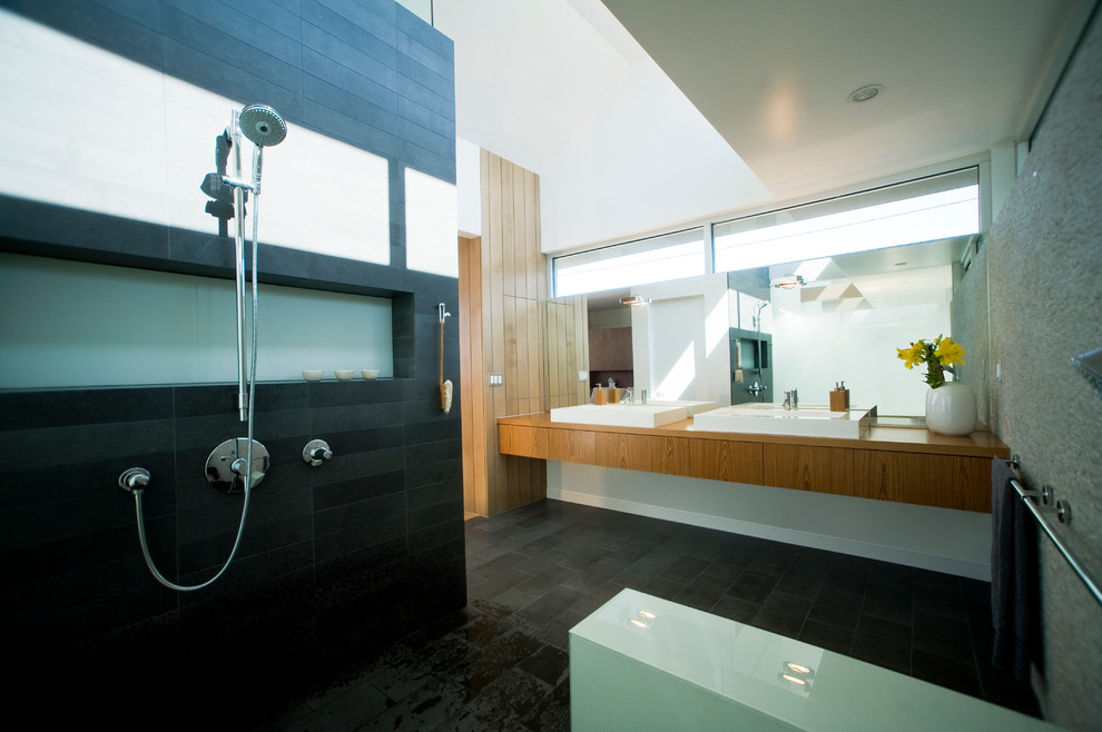 Bild på ett funkis badrum, med en öppen dusch, träbänkskiva och med dusch som är öppen