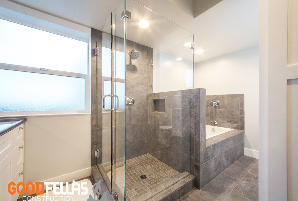 Idéer för ett stort amerikanskt en-suite badrum, med luckor med upphöjd panel, vita skåp, ett platsbyggt badkar, en dusch/badkar-kombination, en toalettstol med hel cisternkåpa, grå kakel, keramikplattor, vita väggar, klinkergolv i keramik, ett integrerad handfat och granitbänkskiva
