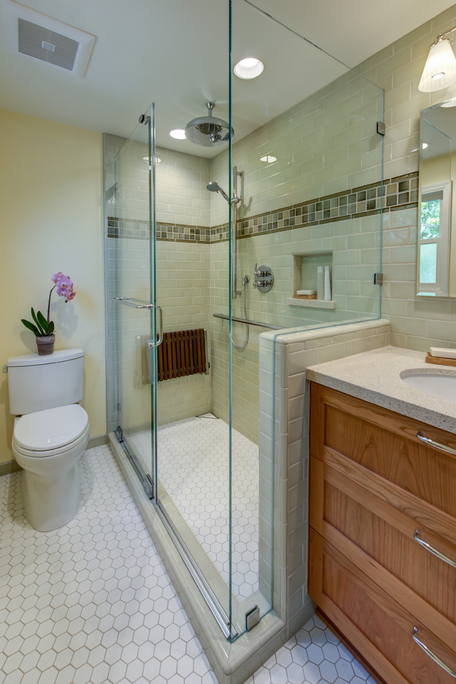 Exempel på ett litet klassiskt beige beige badrum med dusch, med ett undermonterad handfat, skåp i shakerstil, skåp i mellenmörkt trä, bänkskiva i kvarts, en hörndusch, en toalettstol med separat cisternkåpa, grön kakel, keramikplattor, gula väggar, mosaikgolv, vitt golv och dusch med skjutdörr