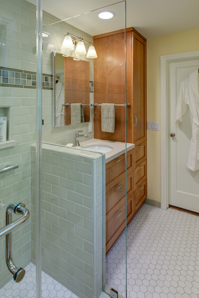 サンフランシスコにある小さなトラディショナルスタイルのおしゃれなバスルーム (浴槽なし) (アンダーカウンター洗面器、シェーカースタイル扉のキャビネット、中間色木目調キャビネット、クオーツストーンの洗面台、コーナー設置型シャワー、分離型トイレ、緑のタイル、セラミックタイル、黄色い壁、モザイクタイル、白い床、引戸のシャワー、ベージュのカウンター、ニッチ、シャワーベンチ、洗面台1つ、造り付け洗面台) の写真
