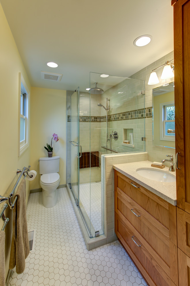 Exempel på ett litet klassiskt beige beige badrum med dusch, med ett undermonterad handfat, skåp i shakerstil, bänkskiva i kvarts, en hörndusch, en toalettstol med separat cisternkåpa, grön kakel, keramikplattor, gula väggar, mosaikgolv, skåp i mellenmörkt trä, vitt golv och dusch med skjutdörr