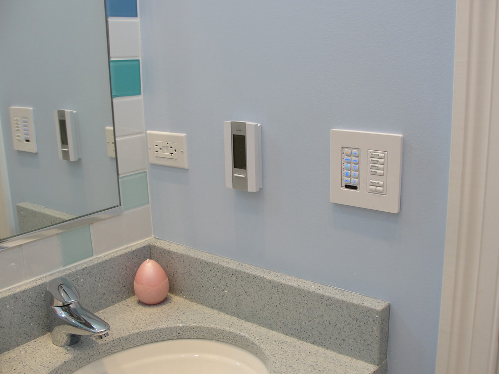 Exempel på ett mellanstort modernt badrum för barn, med luckor med infälld panel, vita skåp, ett badkar i en alkov, en dusch/badkar-kombination, en toalettstol med hel cisternkåpa, blå kakel, glaskakel, blå väggar, klinkergolv i keramik, ett undermonterad handfat och bänkskiva i kvarts