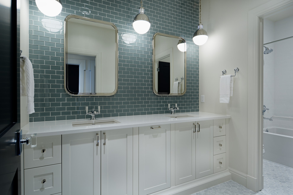 Diseño de cuarto de baño tradicional renovado con encimera de mármol, bañera exenta y suelo de mármol