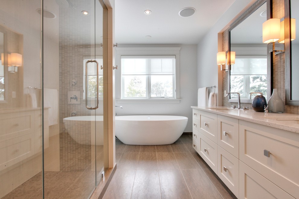 Exempel på ett mellanstort klassiskt en-suite badrum, med skåp i shakerstil, vita skåp, ett fristående badkar, en dusch i en alkov, beige kakel, mosaik, vita väggar, klinkergolv i porslin, ett undermonterad handfat, bänkskiva i kvarts, beiget golv och dusch med gångjärnsdörr