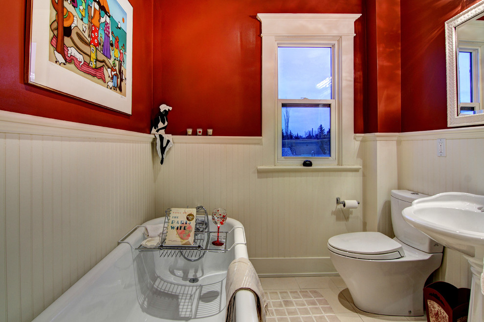Idées déco pour une salle de bain classique de taille moyenne pour enfant avec un lavabo de ferme, une baignoire sur pieds, WC séparés, un carrelage beige, des carreaux de porcelaine, un mur orange et un sol en carrelage de porcelaine.