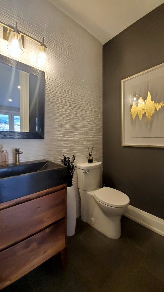 Exemple d'une salle de bain tendance avec un placard à porte plane, des portes de placard marrons, un carrelage blanc, des carreaux de céramique, un mur gris, un sol en carrelage de céramique, un plan de toilette en stéatite, un sol gris, un plan de toilette noir, meuble simple vasque et meuble-lavabo sur pied.