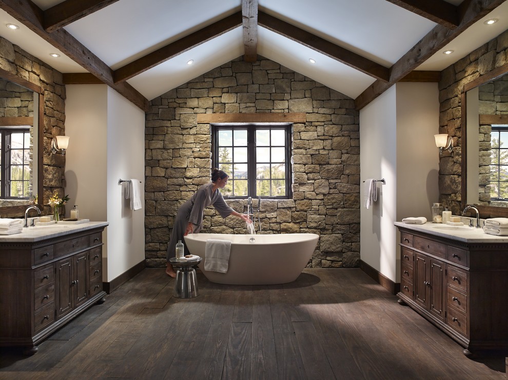 Cette image montre une salle de bain chalet avec un mur en pierre.