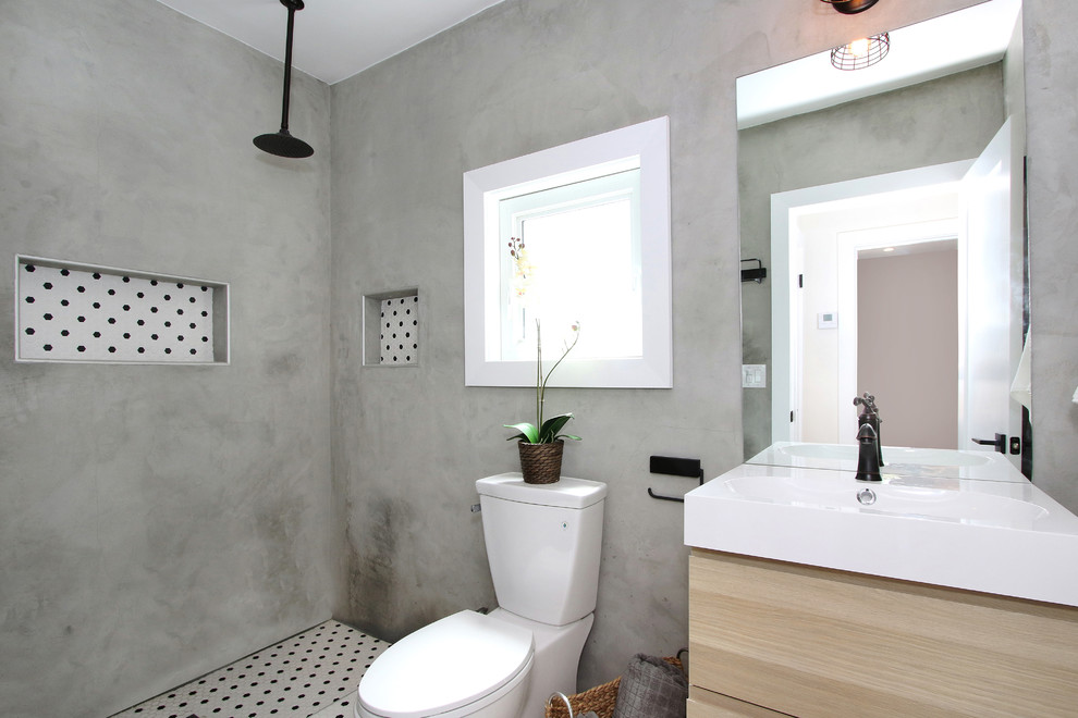 Пример оригинального дизайна: маленькая ванная комната в стиле фьюжн с монолитной раковиной, плоскими фасадами, светлыми деревянными фасадами, столешницей из искусственного камня, открытым душем, писсуаром, разноцветной плиткой, керамической плиткой, серыми стенами, полом из керамической плитки и душевой кабиной для на участке и в саду