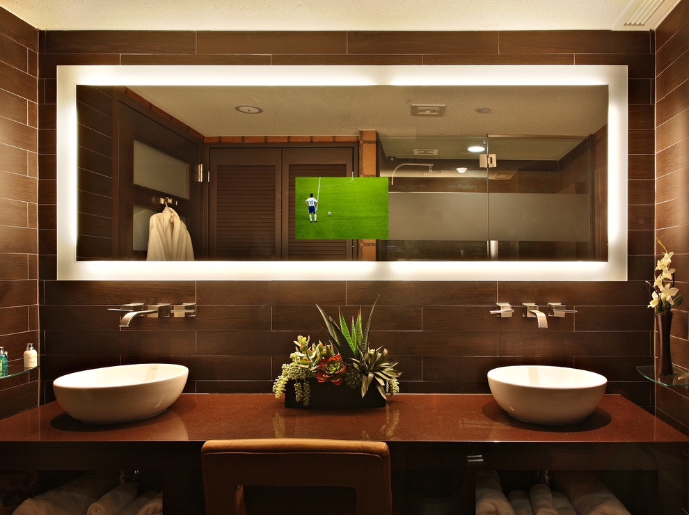 Стильный дизайн: ванная комната в восточном стиле с настольной раковиной, коричневой плиткой и коричневыми стенами - последний тренд