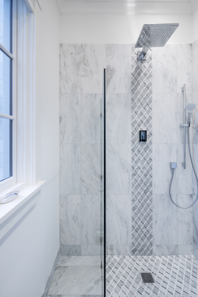 Inredning av ett modernt mellanstort grå grått en-suite badrum, med en kantlös dusch, grå kakel, marmorkakel, vita väggar, marmorgolv, marmorbänkskiva, grått golv och dusch med gångjärnsdörr