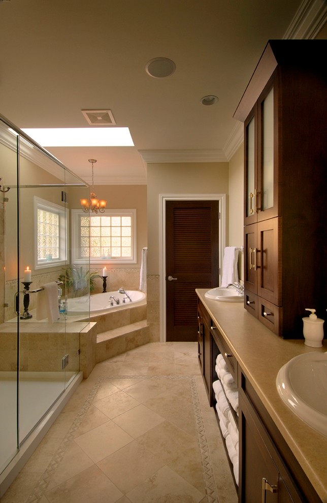 Immagine di una grande stanza da bagno tradizionale con lavabo da incasso, vasca da incasso, doccia alcova e WC monopezzo