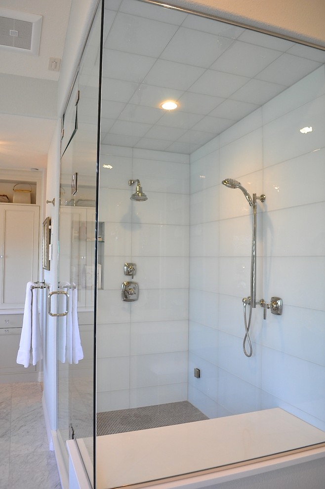 Klassisk inredning av ett stort en-suite badrum, med möbel-liknande, beige skåp, ett fristående badkar, en dubbeldusch, vit kakel, glaskakel, gröna väggar, marmorgolv, ett undermonterad handfat, bänkskiva i kvarts, vitt golv och dusch med gångjärnsdörr