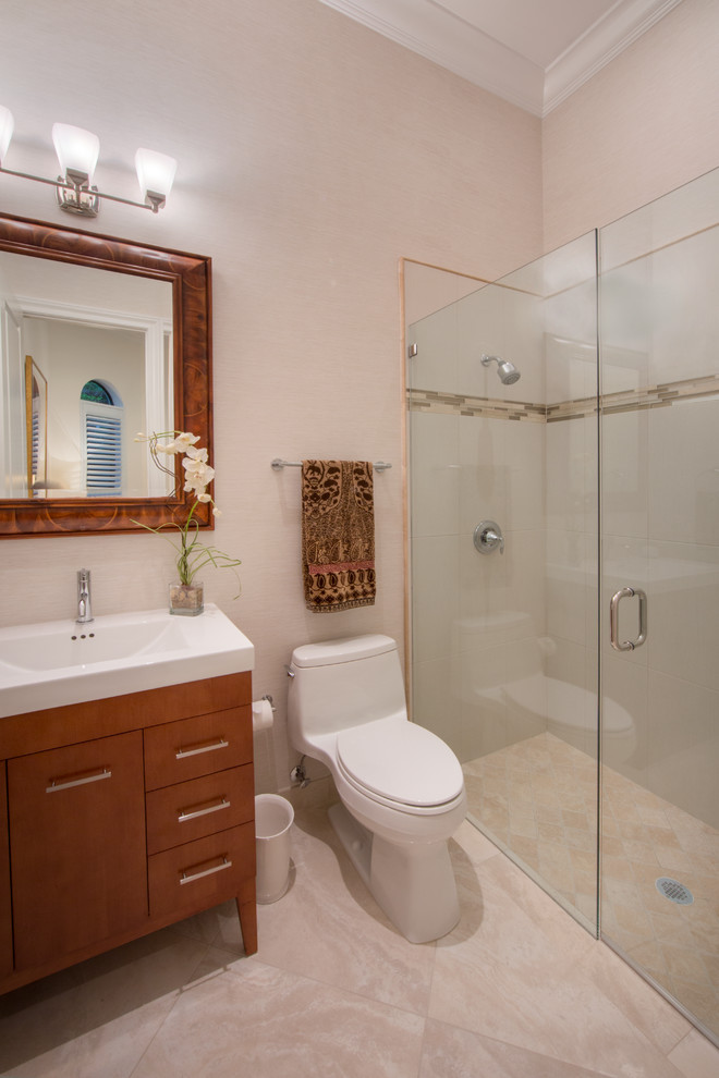 Imagen de cuarto de baño contemporáneo de tamaño medio con ducha esquinera, sanitario de una pieza, baldosas y/o azulejos beige, paredes beige, suelo de madera en tonos medios y aseo y ducha