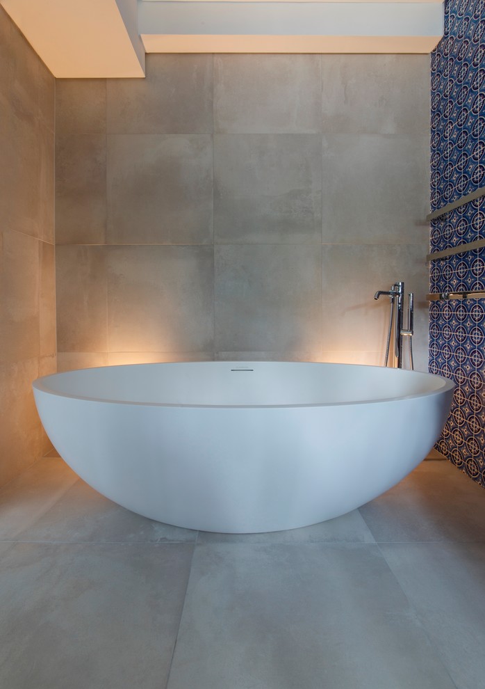 Modelo de cuarto de baño minimalista con paredes azules y suelo blanco