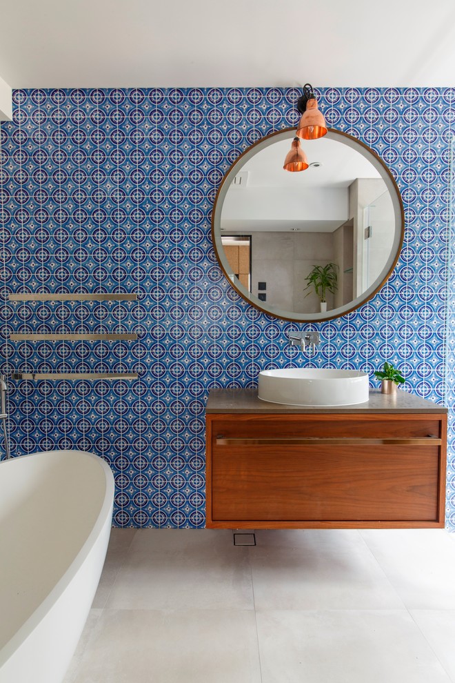 Idéer för ett modernt badrum, med blå väggar, vitt golv och blå kakel