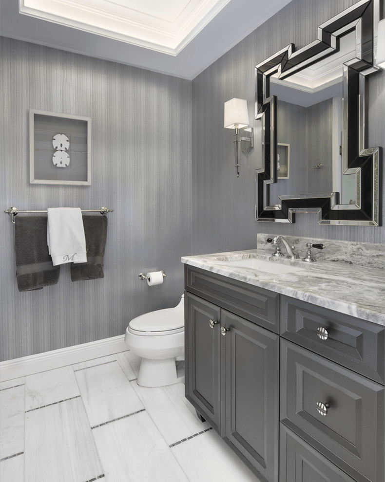 На фото: серо-белая ванная комната в классическом стиле с фасадами с выступающей филенкой, серыми фасадами, унитазом-моноблоком, серыми стенами и врезной раковиной