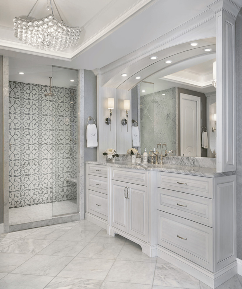 Inspiration för ett vintage en-suite badrum, med luckor med upphöjd panel, grå skåp, en dusch i en alkov, flerfärgad kakel och grå väggar