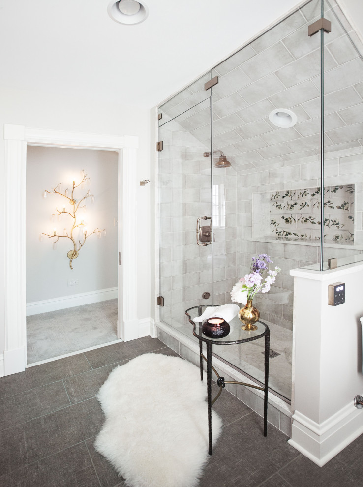 Immagine di una stanza da bagno padronale classica con vasca freestanding, doccia aperta, pareti bianche, lavabo da incasso, porta doccia a battente e un lavabo