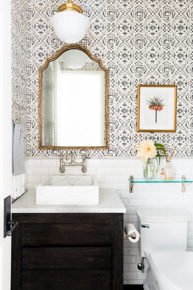 Klassisk inredning av ett litet vit vitt badrum med dusch, med släta luckor, skåp i mörkt trä, en toalettstol med hel cisternkåpa, vit kakel, keramikplattor, flerfärgade väggar, ett fristående handfat och marmorbänkskiva