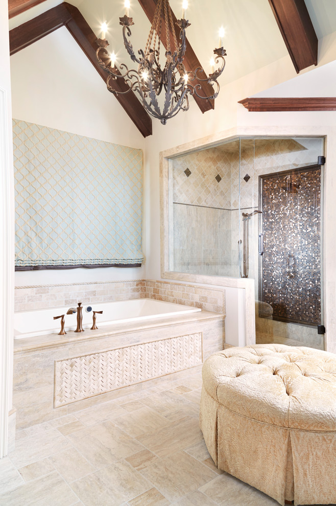 Bild på ett stort vintage en-suite badrum, med ett platsbyggt badkar, en hörndusch, dusch med gångjärnsdörr, luckor med upphöjd panel, skåp i mörkt trä, beige kakel, brun kakel, mosaik, vita väggar, travertin golv, ett undermonterad handfat, granitbänkskiva och beiget golv
