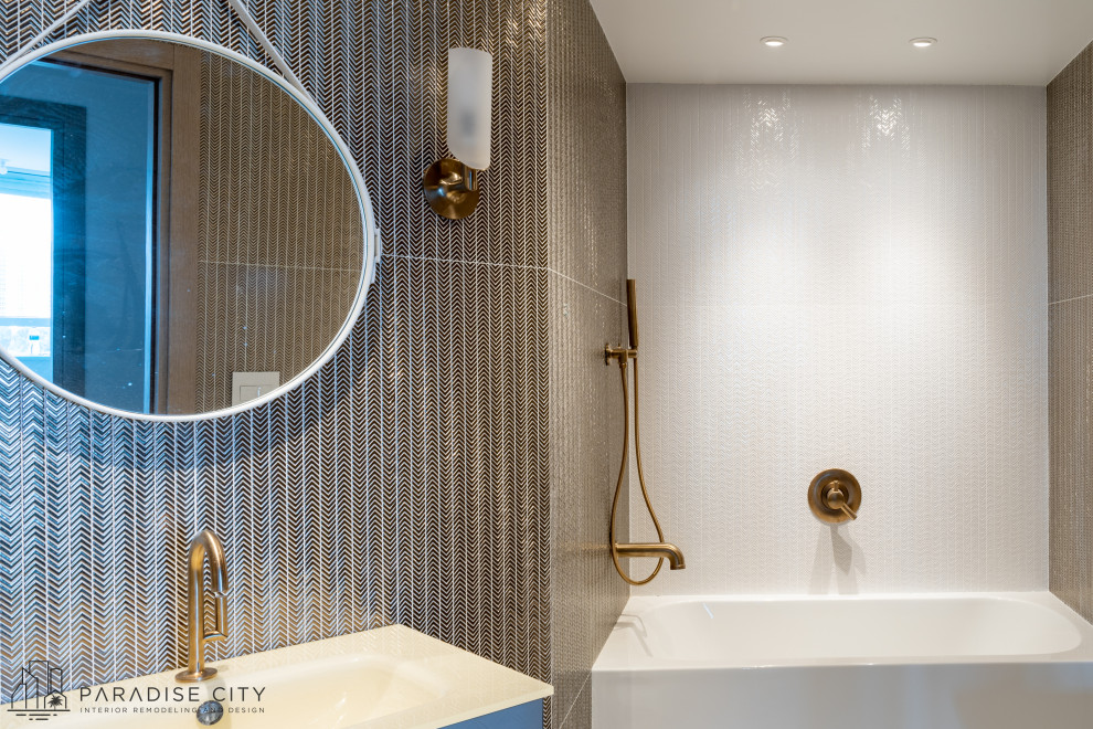 Exempel på ett litet 50 tals beige beige badrum med dusch, med släta luckor, beige skåp, ett badkar i en alkov, en dusch/badkar-kombination, en vägghängd toalettstol, vit kakel, keramikplattor, vita väggar, klinkergolv i porslin, ett integrerad handfat, bänkskiva i glas, vitt golv och dusch med duschdraperi