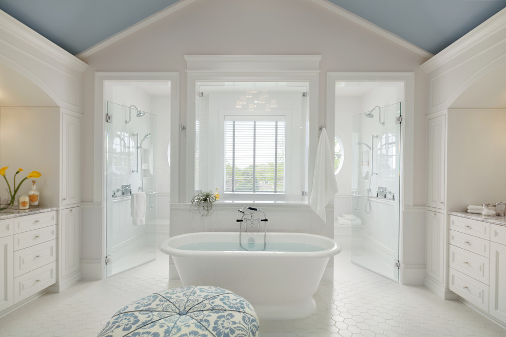 Inredning av ett maritimt badrum, med luckor med infälld panel, vita skåp, ett fristående badkar, en dubbeldusch, vit kakel, grå väggar, vitt golv och dusch med gångjärnsdörr