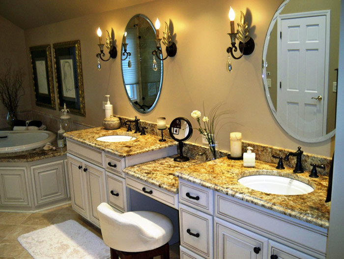Immagine di una grande stanza da bagno padronale chic con ante con bugna sagomata, ante bianche, vasca ad angolo, pareti beige, pavimento in ardesia, lavabo sottopiano, top in granito e pavimento beige