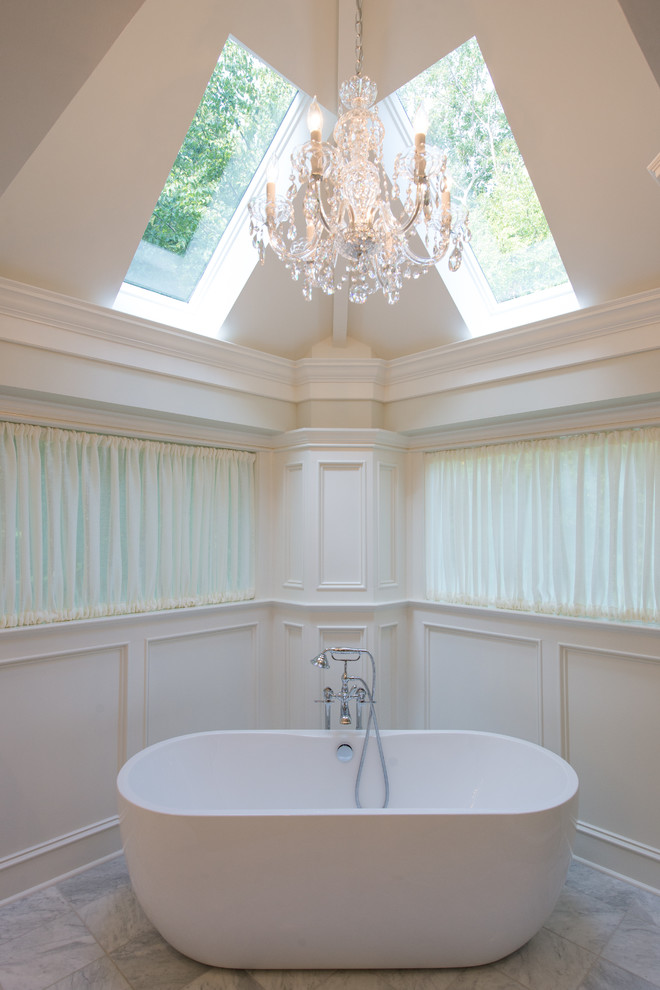 Idéer för mellanstora vintage en-suite badrum, med luckor med upphöjd panel, vita skåp, ett fristående badkar, en hörndusch, grå kakel, keramikplattor, vita väggar, ett undermonterad handfat och marmorbänkskiva