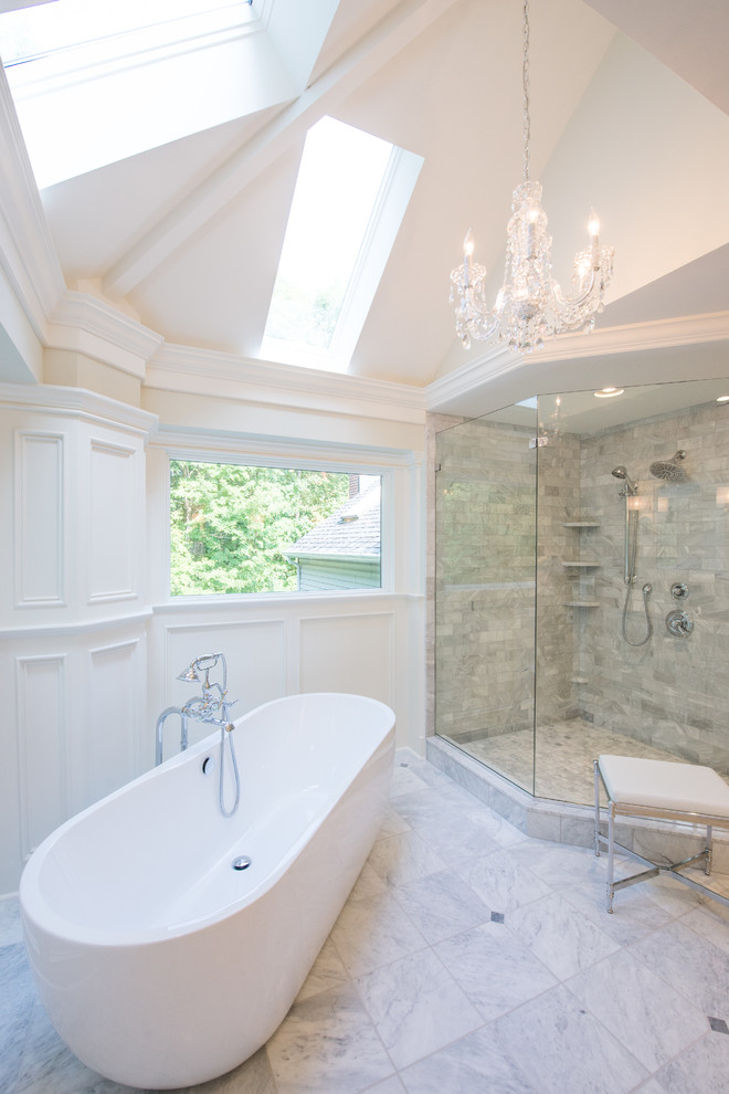 Inspiration för mellanstora klassiska en-suite badrum, med luckor med upphöjd panel, vita skåp, ett fristående badkar, en hörndusch, grå kakel, keramikplattor, vita väggar, ett undermonterad handfat och marmorbänkskiva