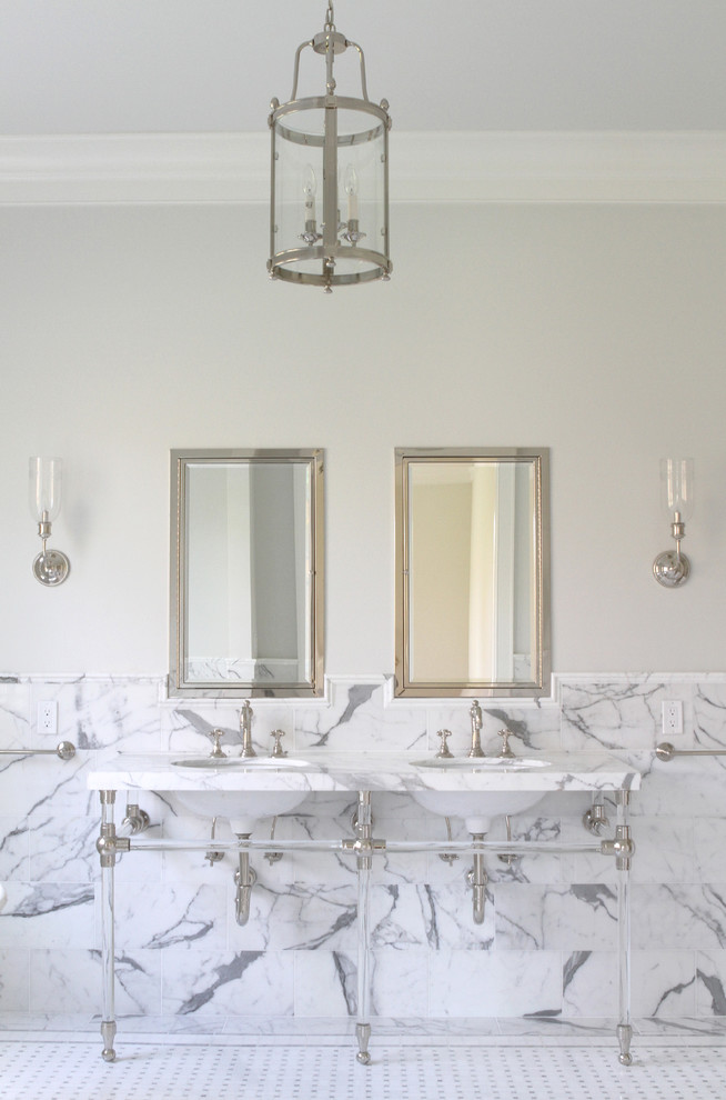 Bild på ett stort vintage en-suite badrum, med ett konsol handfat, möbel-liknande, marmorbänkskiva, ett fristående badkar, en dusch i en alkov, stenkakel, grå väggar och marmorgolv