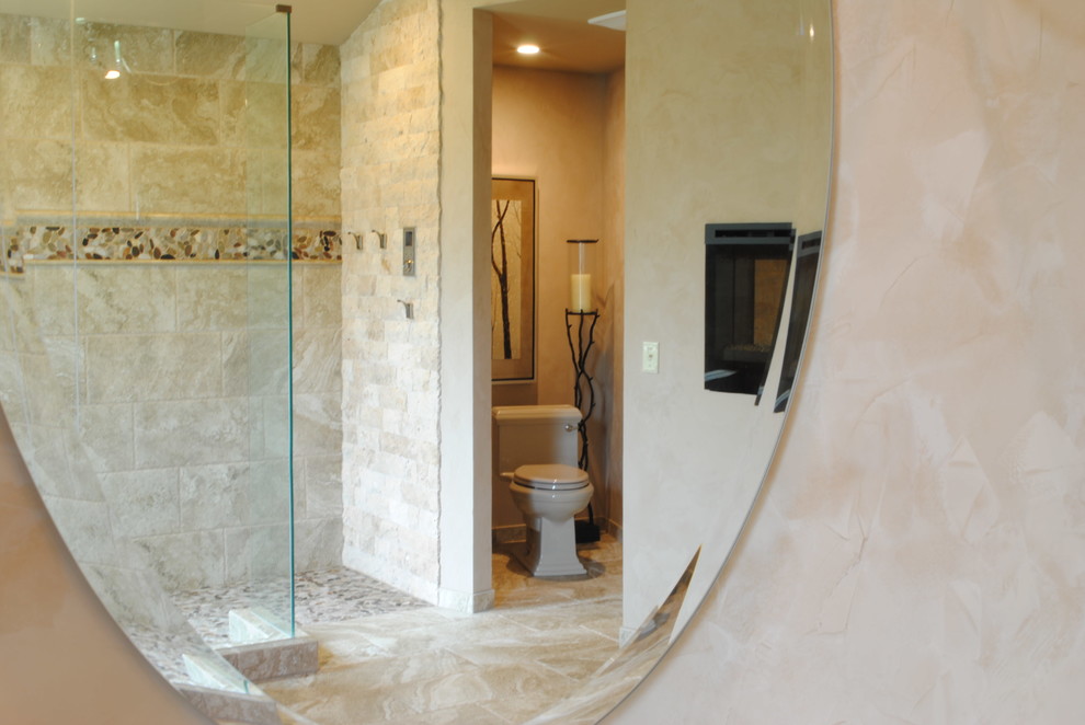Стильный дизайн: большая главная ванная комната в стиле неоклассика (современная классика) с плоскими фасадами, темными деревянными фасадами, накладной ванной, открытым душем, бежевой плиткой, керамической плиткой, бежевыми стенами, полом из керамической плитки, настольной раковиной и столешницей из гранита - последний тренд
