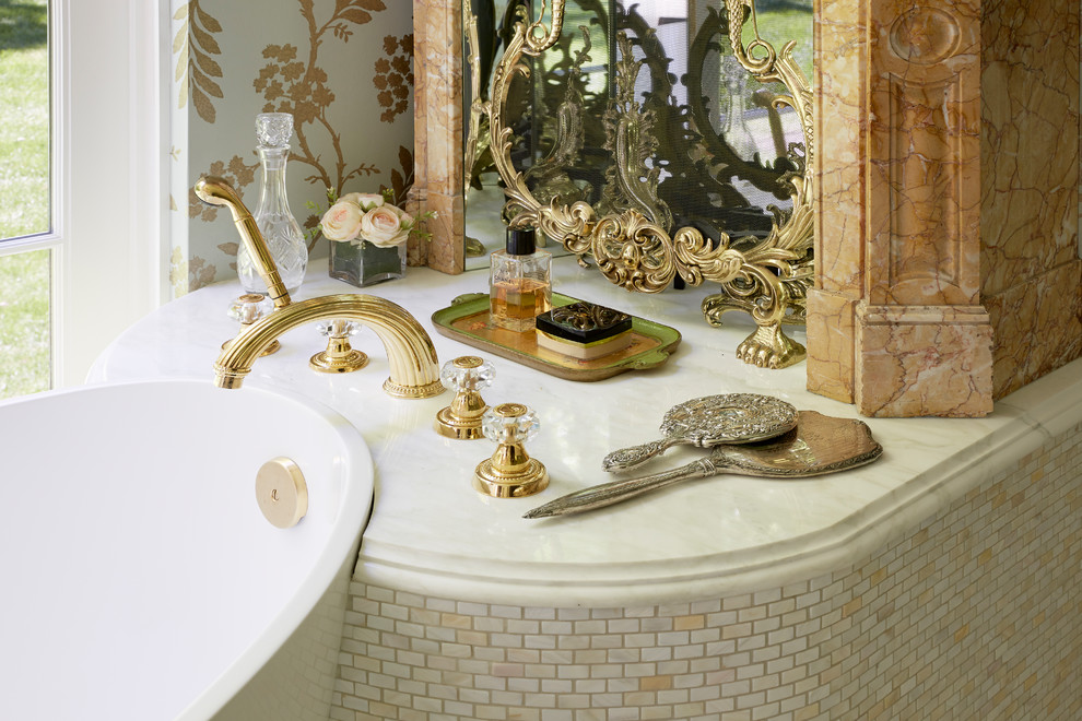Ejemplo de cuarto de baño principal tradicional de tamaño medio con bañera con patas, baldosas y/o azulejos beige, baldosas y/o azulejos de vidrio, encimera de mármol y paredes multicolor