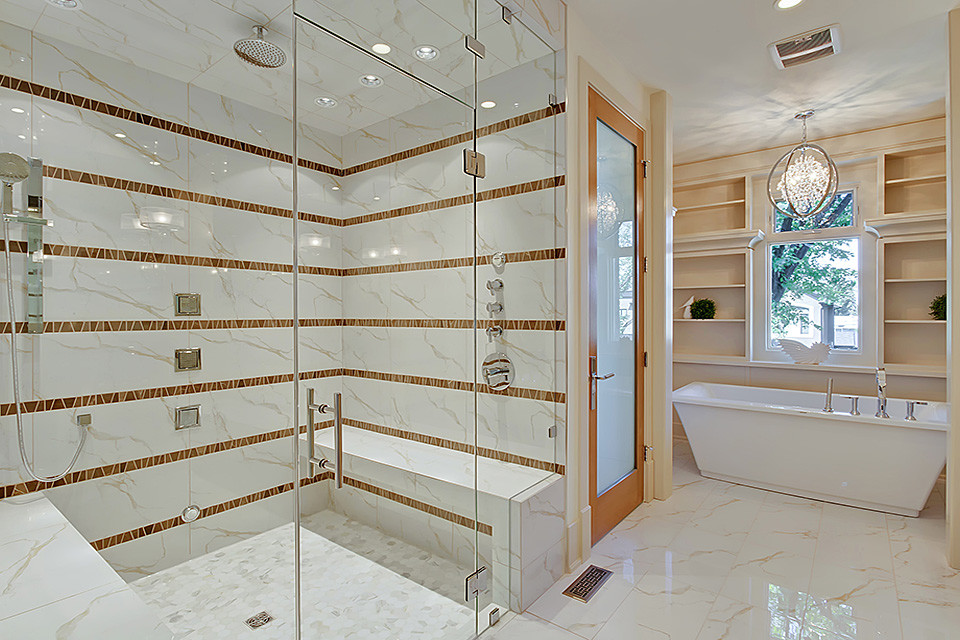 Свежая идея для дизайна: главная ванная комната среднего размера в современном стиле с открытыми фасадами, бежевыми фасадами, японской ванной, белой плиткой, каменной плиткой, бежевыми стенами, мраморным полом, душем в нише, белым полом и душем с распашными дверями - отличное фото интерьера