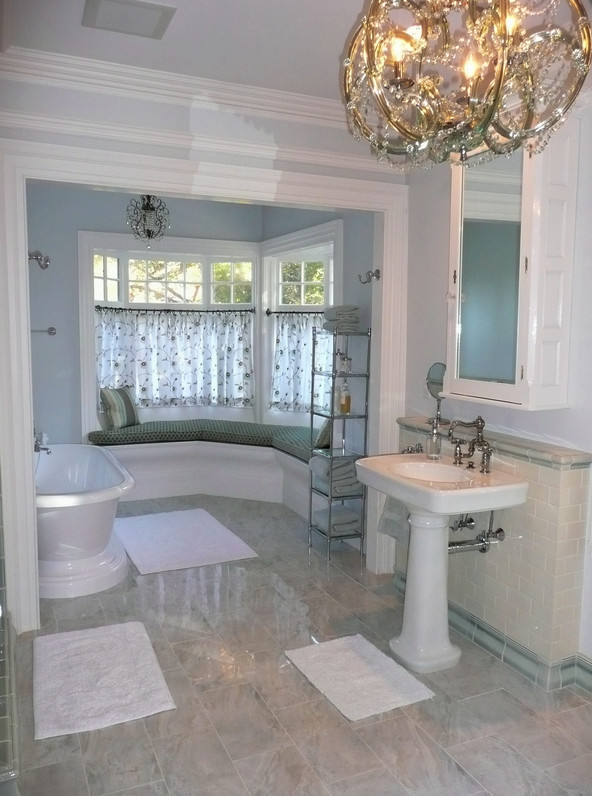 На фото: большая главная ванная комната в классическом стиле с раковиной с пьедесталом, отдельно стоящей ванной, душем в нише, зеленой плиткой, керамогранитной плиткой, белыми стенами, полом из керамогранита и душем с раздвижными дверями с