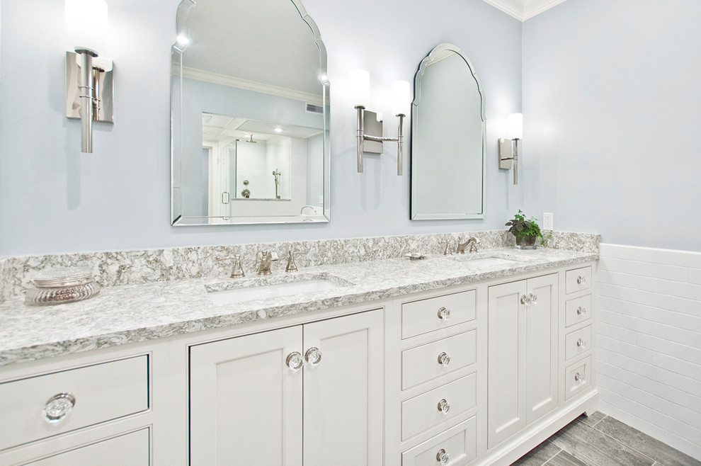 Inredning av ett klassiskt mellanstort flerfärgad flerfärgat en-suite badrum, med släta luckor, vita skåp, ett badkar med tassar, vit kakel, tunnelbanekakel, blå väggar, klinkergolv i porslin, ett undermonterad handfat, bänkskiva i kvarts, grått golv, dusch med gångjärnsdörr och en dusch i en alkov