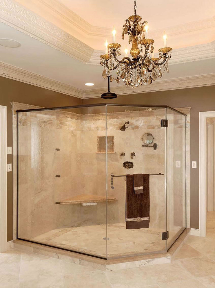 Esempio di una grande stanza da bagno padronale mediterranea con consolle stile comò e top in marmo
