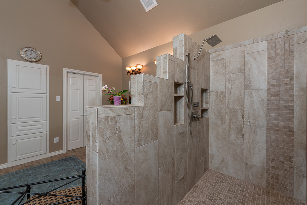 Idéer för mellanstora funkis flerfärgat en-suite badrum, med skåp i shakerstil, bruna skåp, en öppen dusch, beige kakel, keramikplattor, beige väggar, målat trägolv, ett undermonterad handfat, marmorbänkskiva, brunt golv och med dusch som är öppen