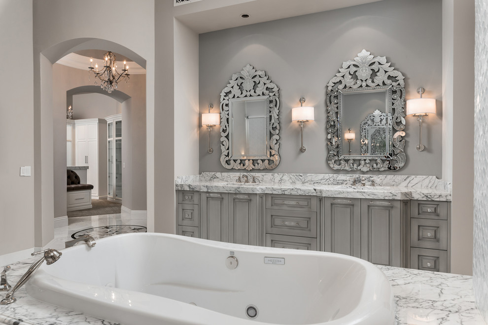 Источник вдохновения для домашнего уюта: огромная главная ванная комната в современном стиле с фасадами островного типа, серыми фасадами, отдельно стоящей ванной, угловым душем, раздельным унитазом, белой плиткой, зеркальной плиткой, серыми стенами, полом из керамогранита, накладной раковиной, мраморной столешницей, разноцветным полом, открытым душем и разноцветной столешницей