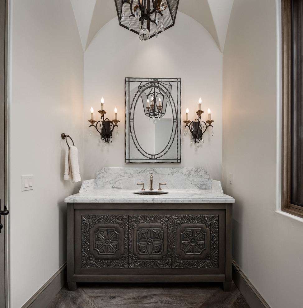 Пример оригинального дизайна: огромная главная ванная комната в средиземноморском стиле с мраморной столешницей, серыми фасадами, белыми стенами, паркетным полом среднего тона, врезной раковиной, серым полом и белой столешницей
