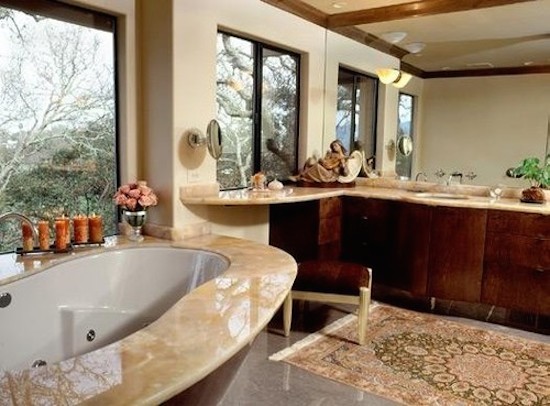 На фото: главная ванная комната среднего размера в скандинавском стиле с плоскими фасадами, темными деревянными фасадами, гидромассажной ванной, бежевой плиткой, бежевыми стенами и накладной раковиной