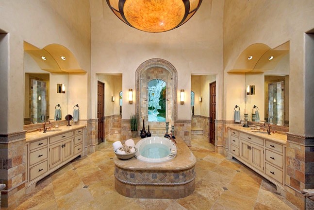 Esempio di una stanza da bagno padronale mediterranea con lavabo sottopiano, vasca da incasso, piastrelle in pietra e pavimento in travertino