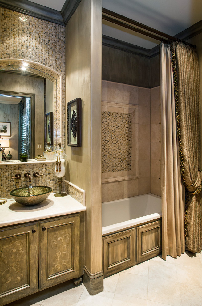 Источник вдохновения для домашнего уюта: ванная комната в стиле неоклассика (современная классика) с настольной раковиной
