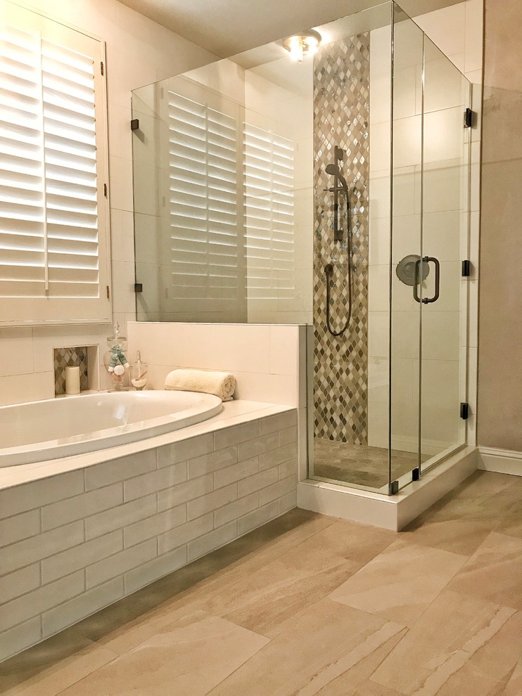Идея дизайна: ванная комната в стиле неоклассика (современная классика) с накладной ванной, угловым душем, белой плиткой, керамической плиткой, бежевыми стенами, полом из керамогранита, бежевым полом и душем с распашными дверями
