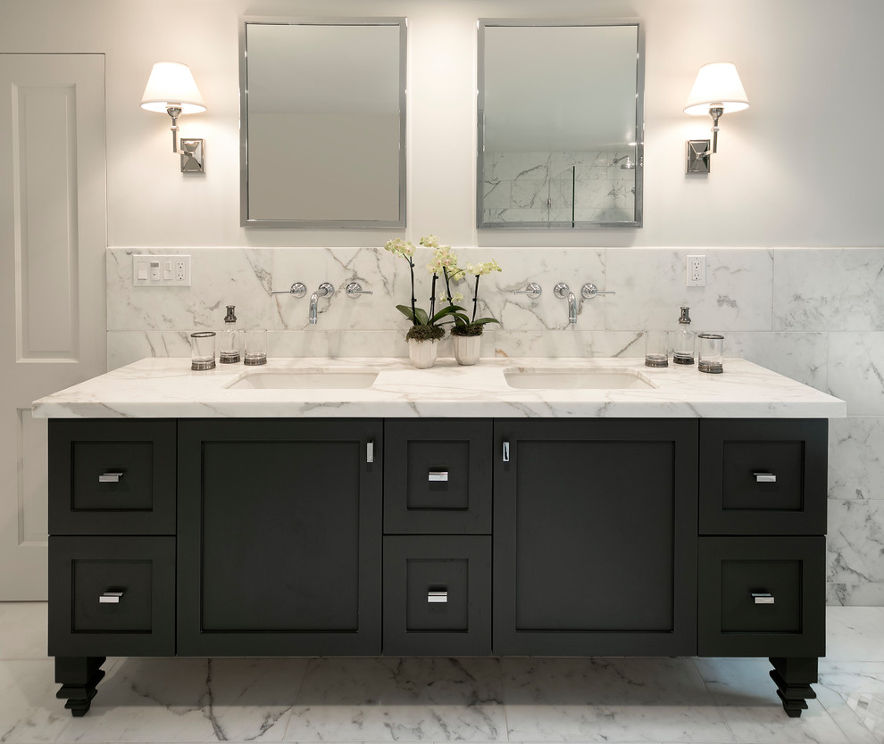 Inredning av ett klassiskt stort en-suite badrum, med skåp i shakerstil, svarta skåp, ett fristående badkar, vit kakel, marmorkakel, vita väggar, marmorgolv, ett undermonterad handfat, marmorbänkskiva, dusch med gångjärnsdörr och grått golv