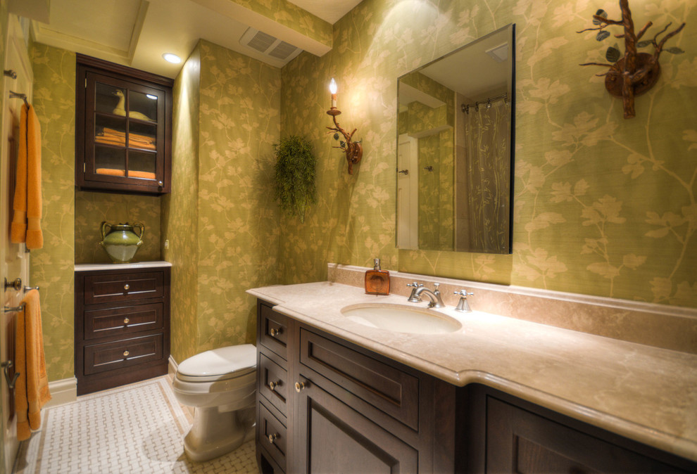 Modern inredning av ett mellanstort badrum med dusch, med luckor med upphöjd panel, skåp i mörkt trä, en toalettstol med separat cisternkåpa, vit kakel, porslinskakel, gröna väggar, klinkergolv i porslin, ett undermonterad handfat och bänkskiva i kvarts