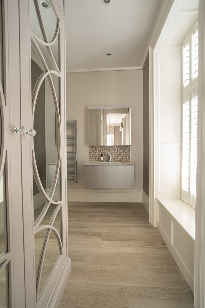 Ejemplo de cuarto de baño minimalista de tamaño medio con baldosas y/o azulejos marrones, baldosas y/o azulejos en mosaico, paredes beige, suelo de baldosas de porcelana, lavabo suspendido y suelo marrón