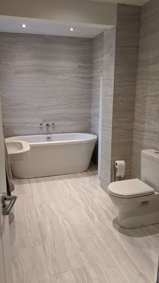 Inspiration pour une salle de bain principale design de taille moyenne avec un carrelage blanc et des carreaux de porcelaine.