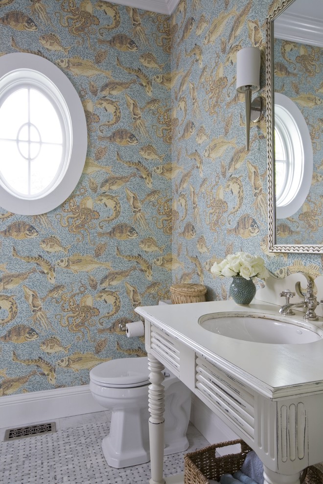 Ispirazione per una stanza da bagno vittoriana con lavabo sottopiano, ante con finitura invecchiata, pareti multicolore e nessun'anta