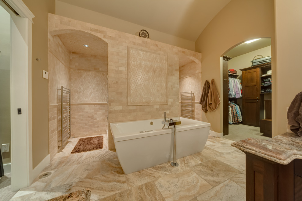 Cette photo montre une salle de bain chic en bois foncé avec une baignoire indépendante, un carrelage beige et du carrelage en travertin.